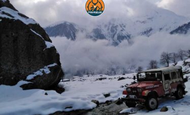 4x4 Jeep climbing the rocky trail to Shingri Top