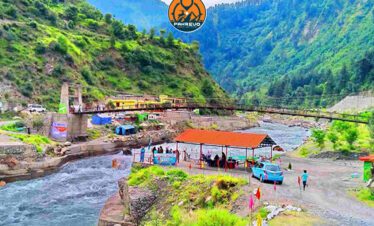 Tourists enjoying local shopping and food at Naran Bazaar